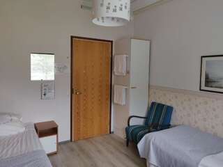 Отель Hotel Vuolake Лаукаа Двухместный номер эконом-класса с 2 отдельными кроватями и общей ванной комнатой-2